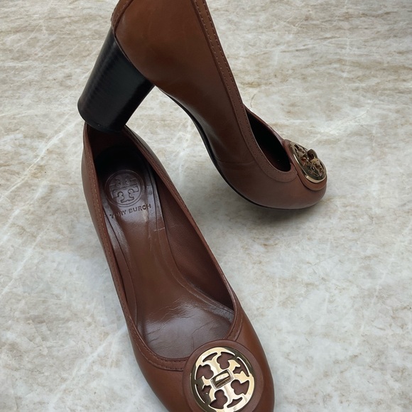 Tory Burch gold tone logo leather pumps Size 8. Saddle color. - Picture 2 of 16